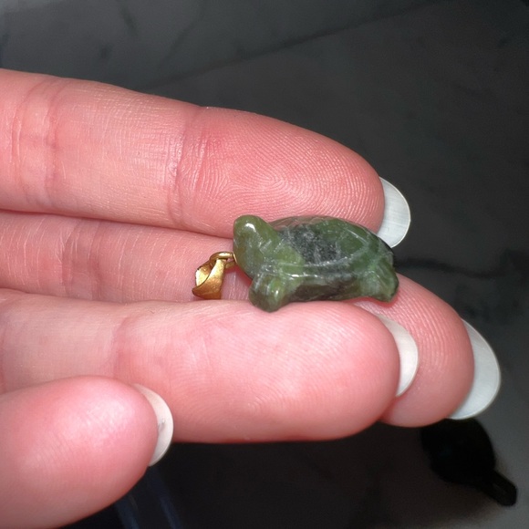 Set of 2 Green Stone Turtle Jewelry Pieces Pin and Necklace Pendant - Picture 7 of 16